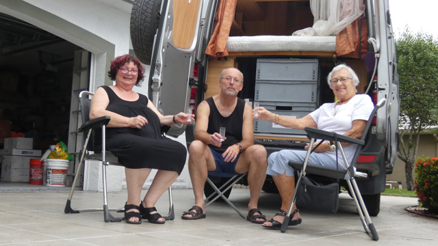 Ein Schnaps in der Garageneinfahrt.