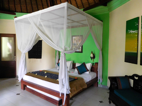 Himmelbett im riesigen Zimmer.