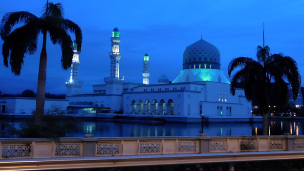 Bandaraya-Moschee außerhalb von KK, N5.995753° E116.107306°.