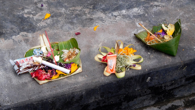 Opfergaben vor Tempeln oder Statuen.
