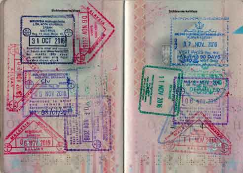 Stempel über Stempel im Pass.