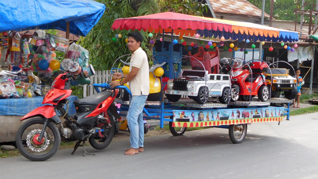 Jahrmarkt-Fahrgeschäft auf Motorradanhänger.