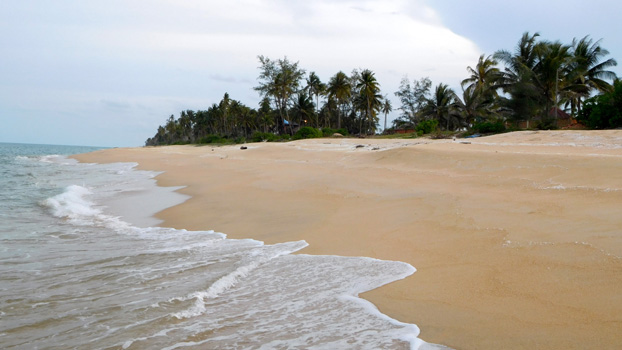 Strand bei unserem Nachtplatz, N4.990766° E103.323717°.