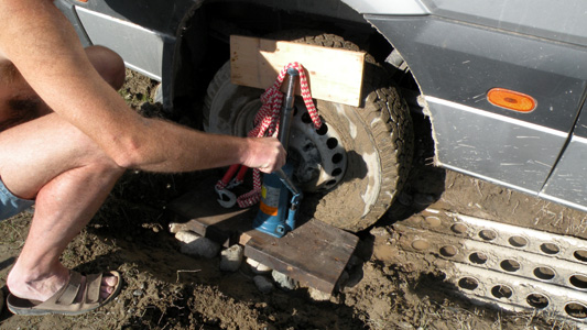 Selbst erfundene Vorrichtung zum Hochheben des Rades.