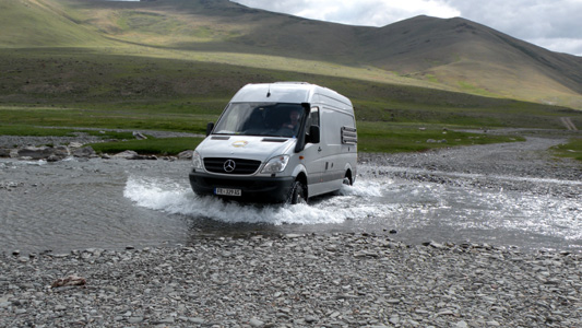 Flussdurchfahrt im mongolischen Altai.