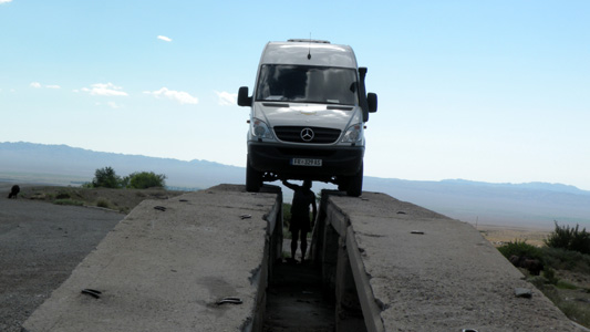 In Kasachstan gibt es �berall Rampen zum �lwechsel in freier Natur.
