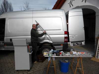 Ich montiere die Sandblechhalterungen.