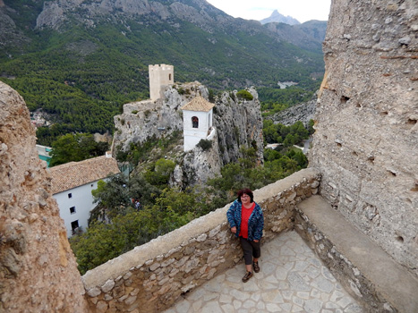 Guadalest. Blick von der Burgruine auf den Glockenturm.