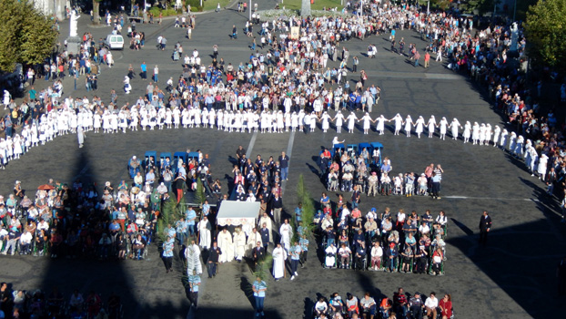 Auf ein Wunder hoffend.