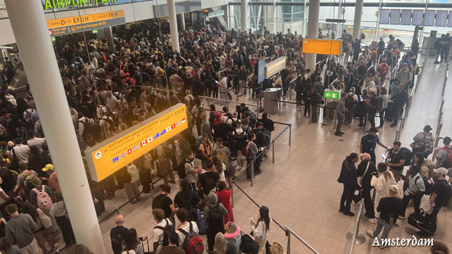 M�chtiger Andrang an der Passkontrolle am Flughafen Amsterdam.