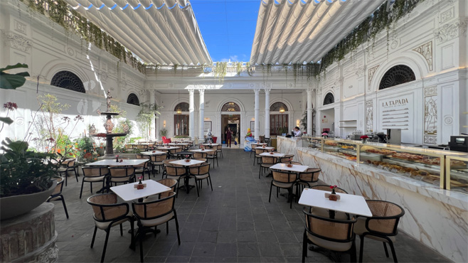 Sch�nes Cafe in einem Innenhof in Lima.