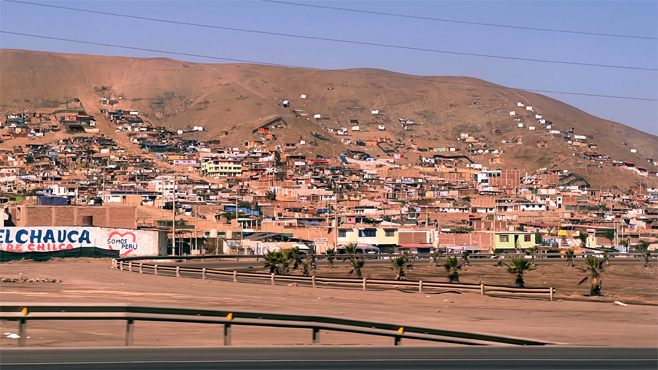 Dorf auf der Fahrt von Lima nach Paracas.