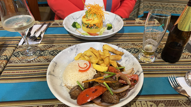 Lomo Saltado und Causa con Pulpa.
