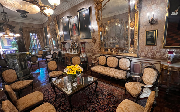 Ger�umiges Wohnzimmer.