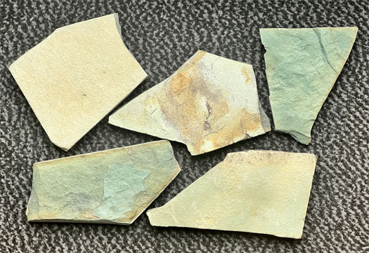 Grüne Schiefersteinplatten am San Bernardino.