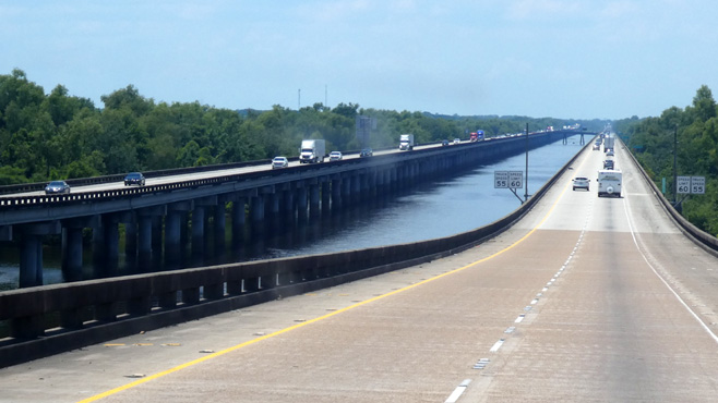 Über weite Strecken verläuft die Autobahn im Fluss.