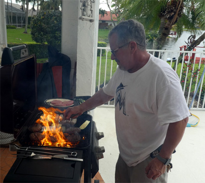 Tante Reginas Sohn Stefan grillt Burger