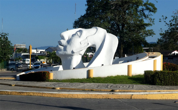 Weißer Indio am Kreisverkehr in Palenque.