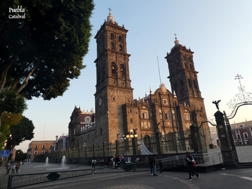Die riesige Kathedrale von Puebla.