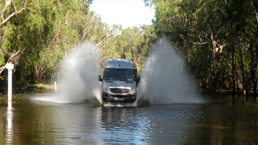 Eine von vielen Flussdurchfahrten im Northern Territory.