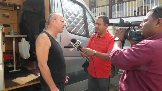 Interview f�r das Fernsehen nach dem �berfall.