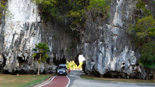 Nat�rlicher Tunnel bei Krabi, Thailand.