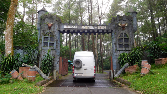 Indonesisches Urwaldcamp.