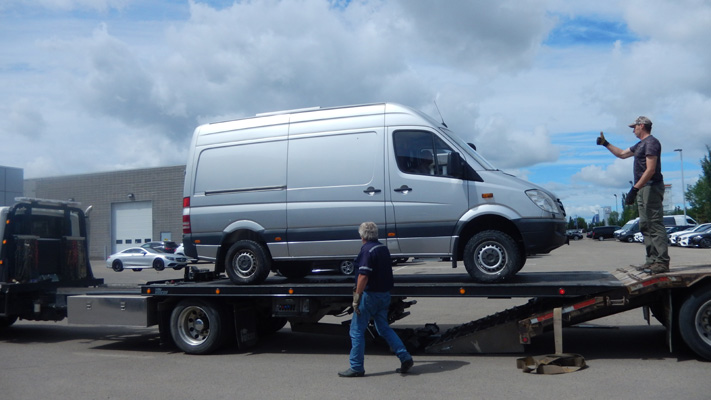 Bei Mercedes in Edmonton haben sie keine Rampe, ein Abschleppwagen muss helfen.