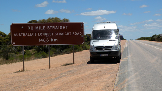 Australiens l�ngste gerade Strecke.
